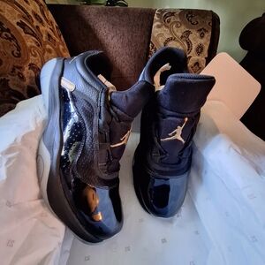 Jordan Air 11 CMFT Low Black and Metallic Gold